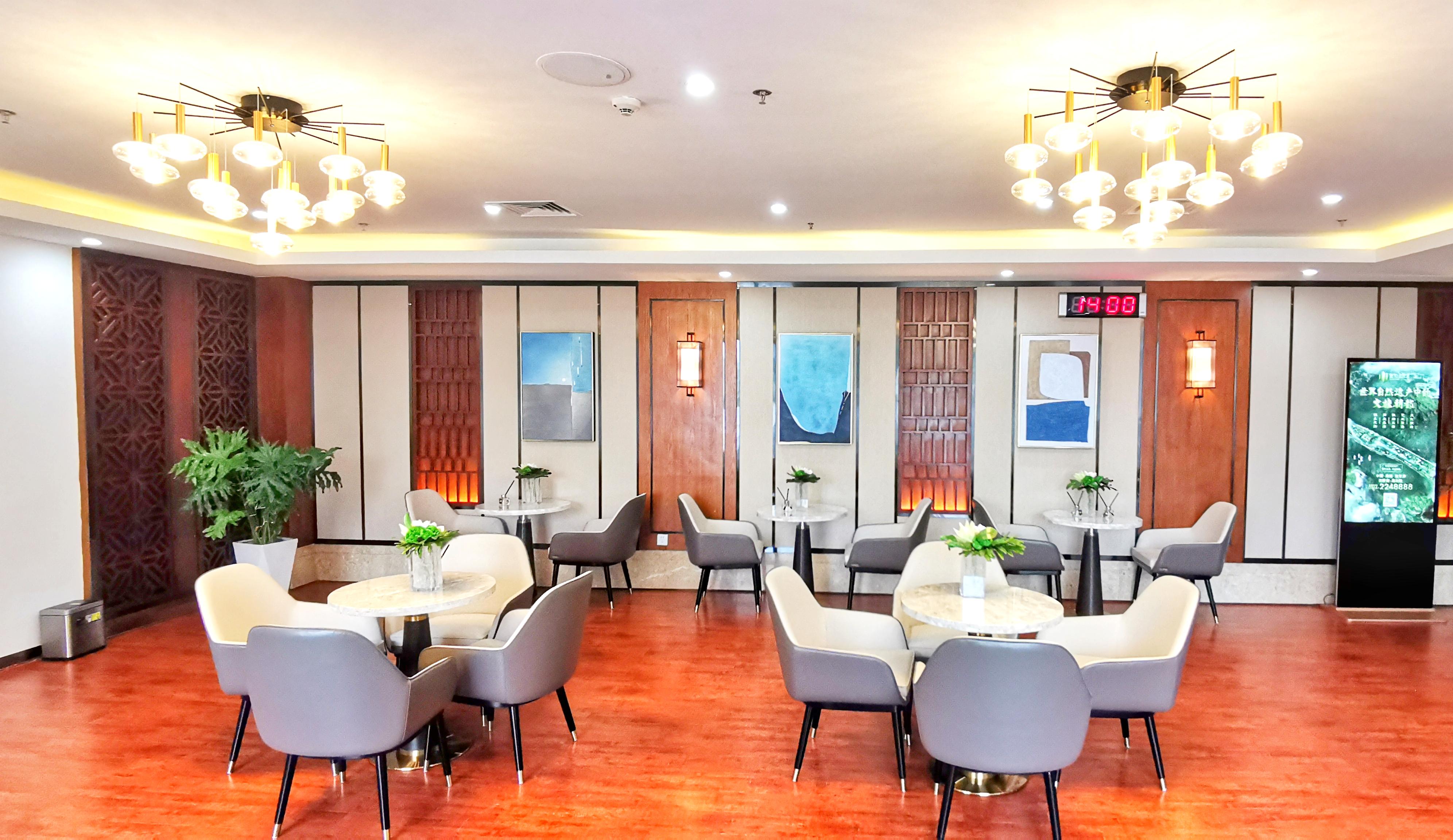 First Class Lounge (No. 5) atmosphere, image 3