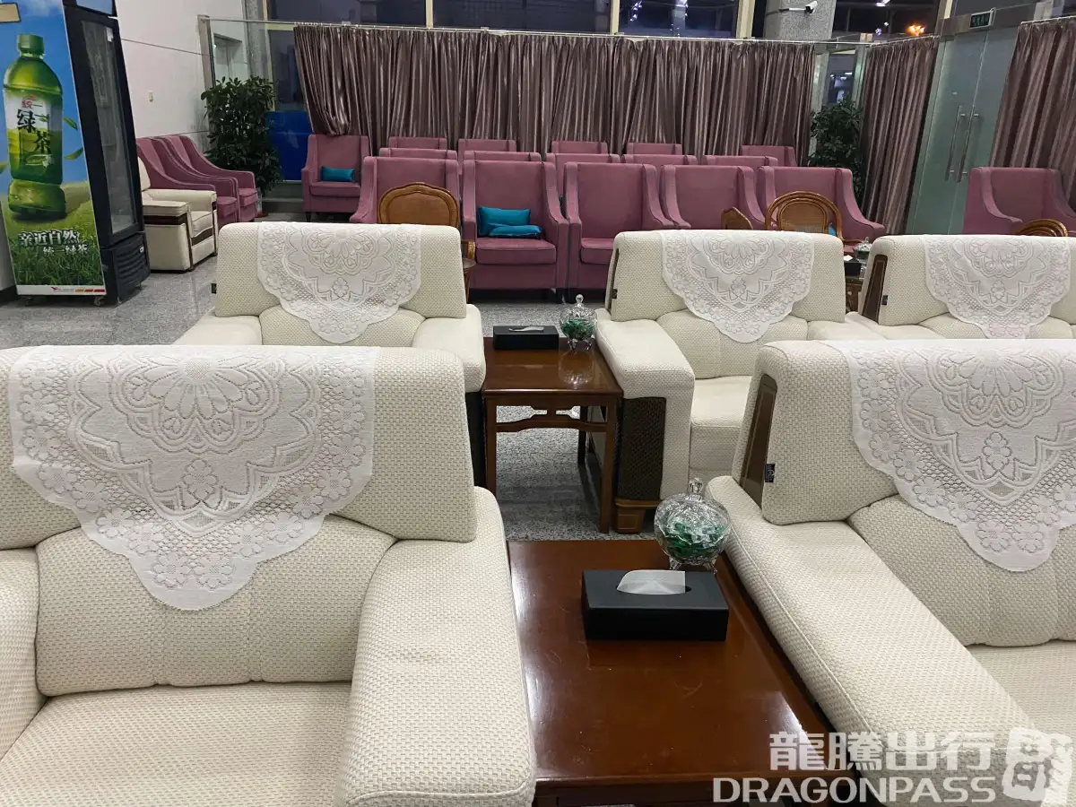 Two Cabins Gold and Silver Card Lounge (Domestic) – photos 6