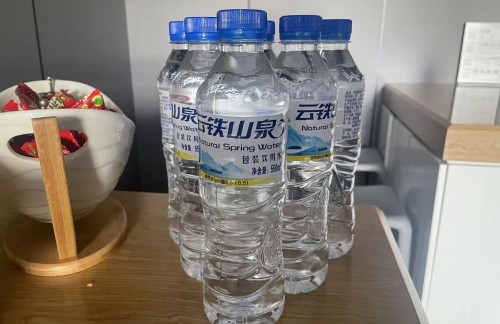 kmnz商务座候车区