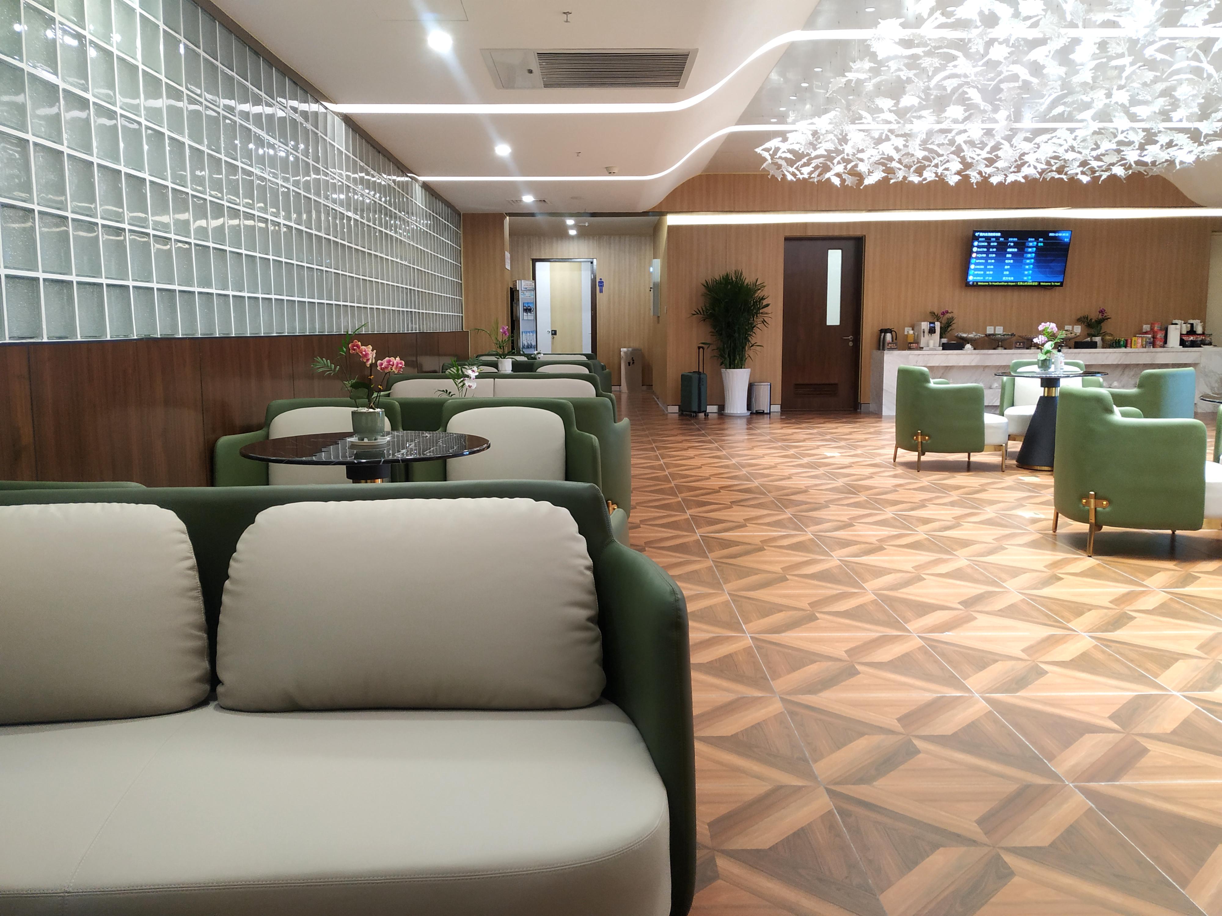 First Class Lounge atmosphere, image 5
