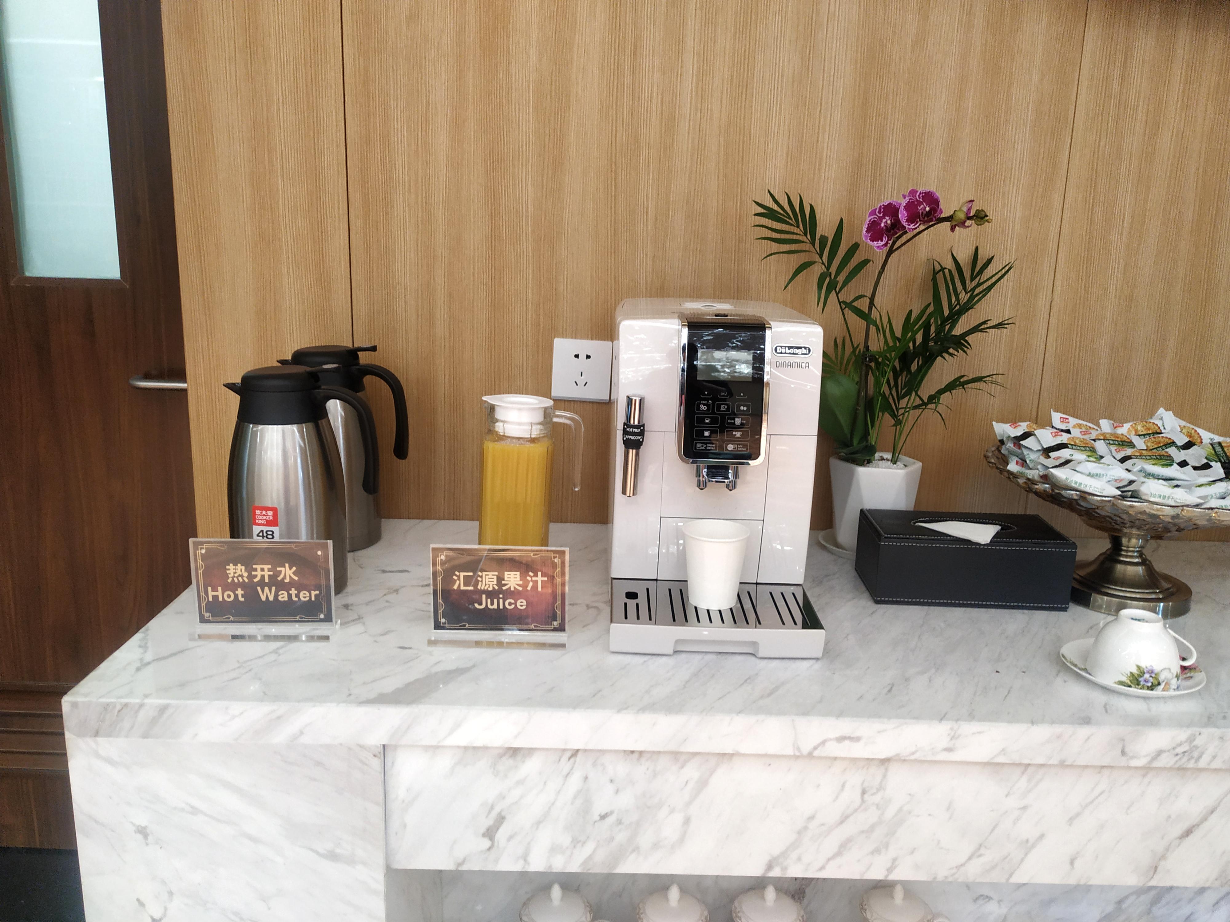 First Class Lounge atmosphere, image 6