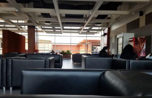 LLWNdege Business Class Lounge