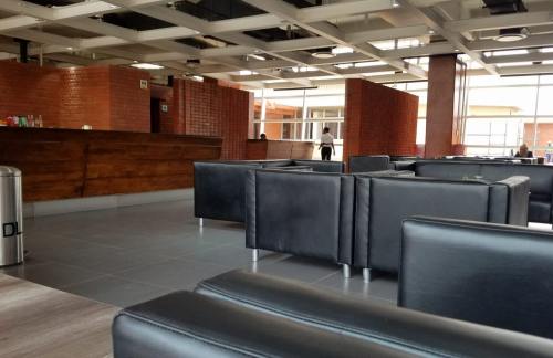 LLWNdege Business Class Lounge