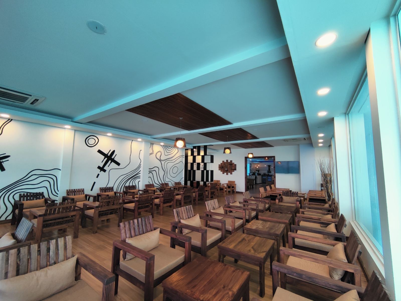 Huvandhumaa Lounge at MLE