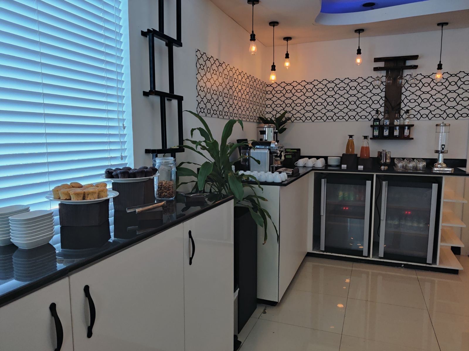 Huvandhumaa Lounge atmosphere, image 5