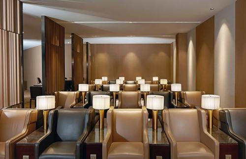 AUHAl Dhabi Lounge (T1)