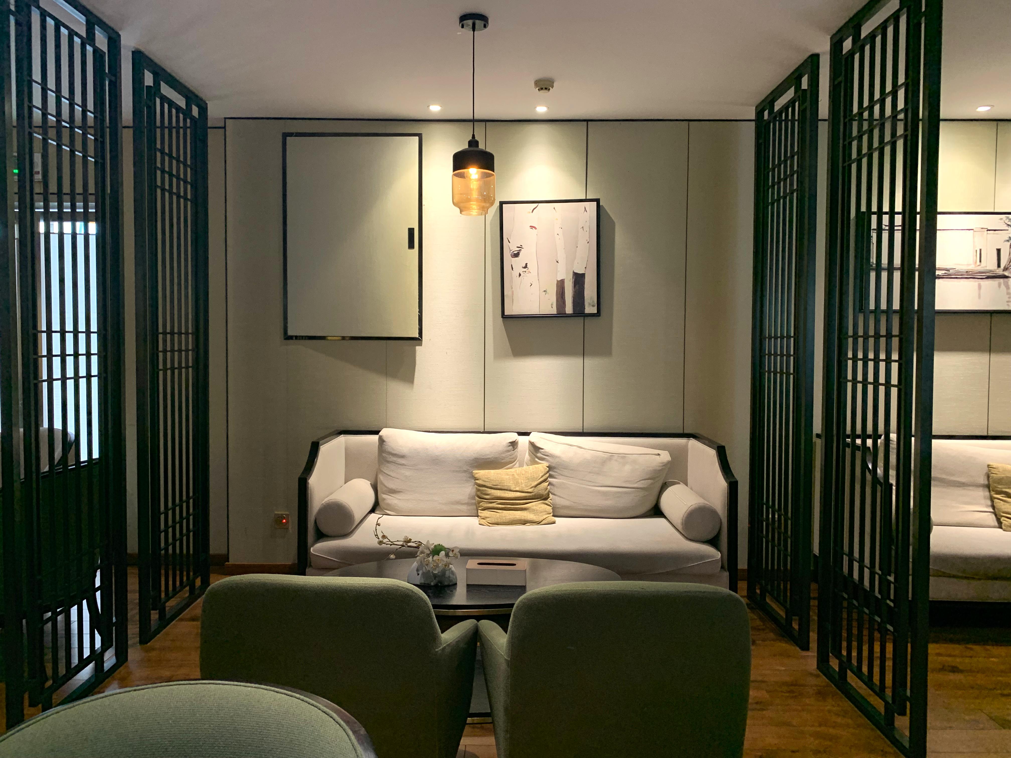 No. 7 First Class Lounge atmosphere, image 2