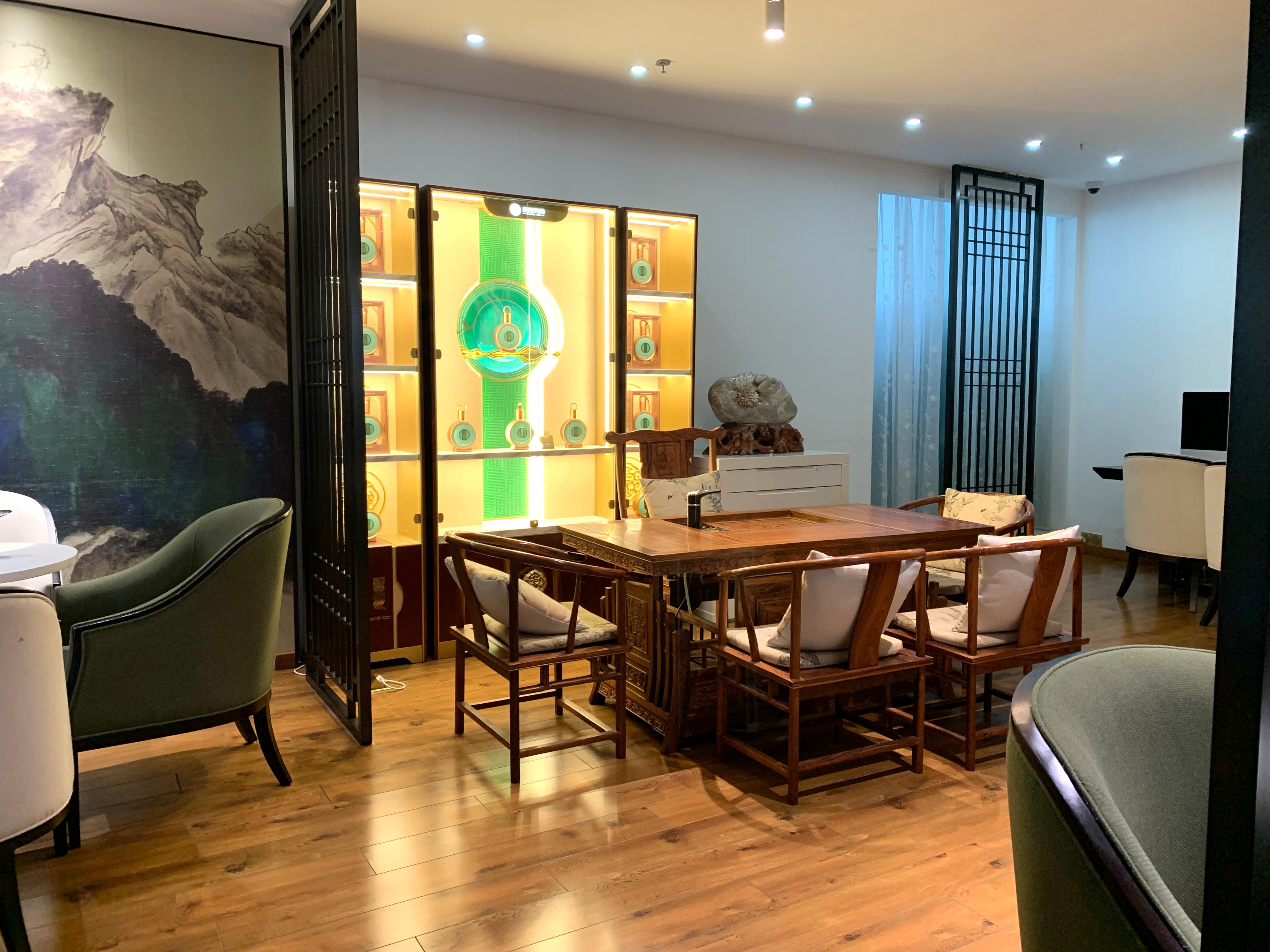 No. 7 First Class Lounge atmosphere, image 7