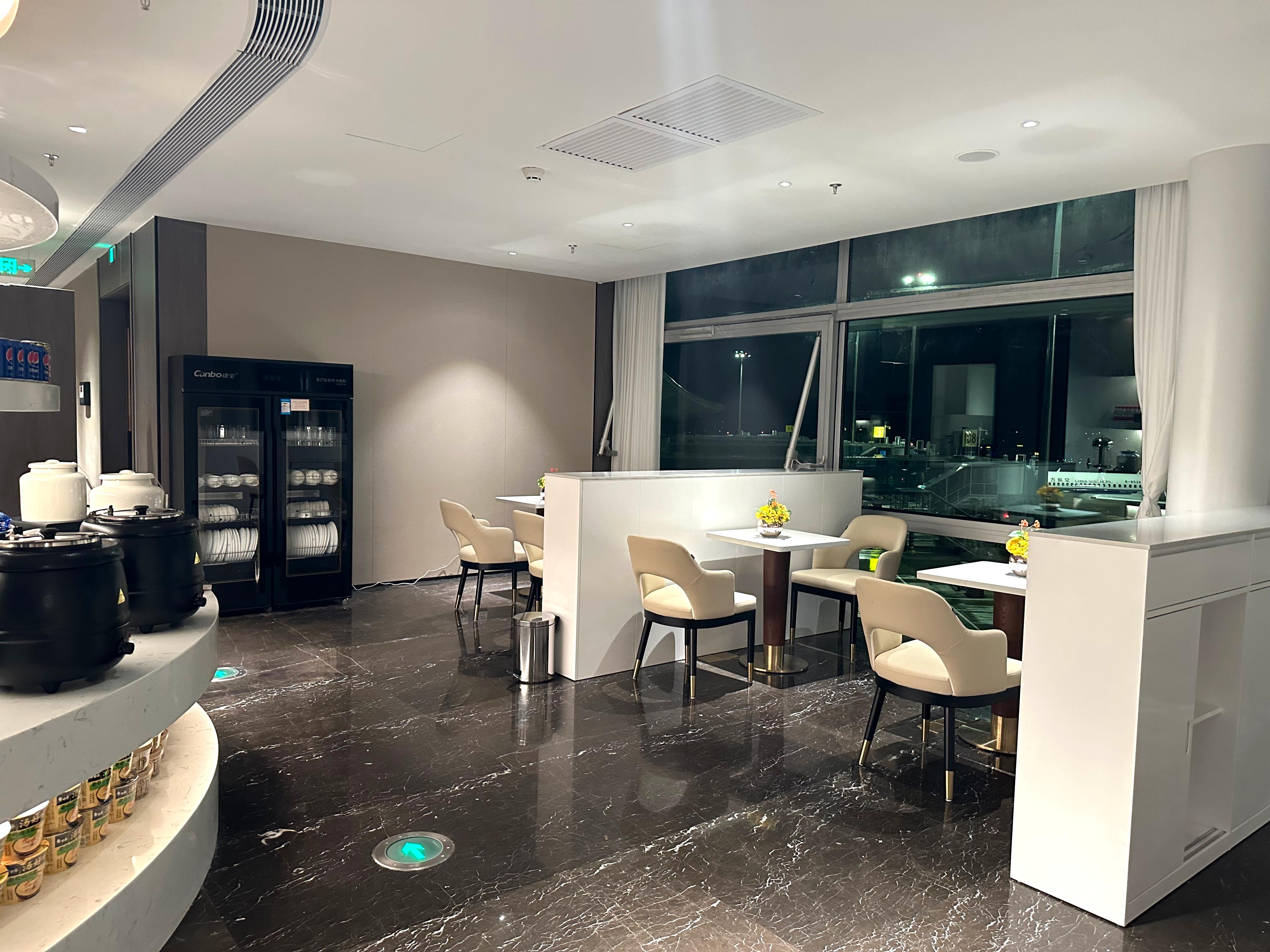 First Class Lounge atmosphere, image 5