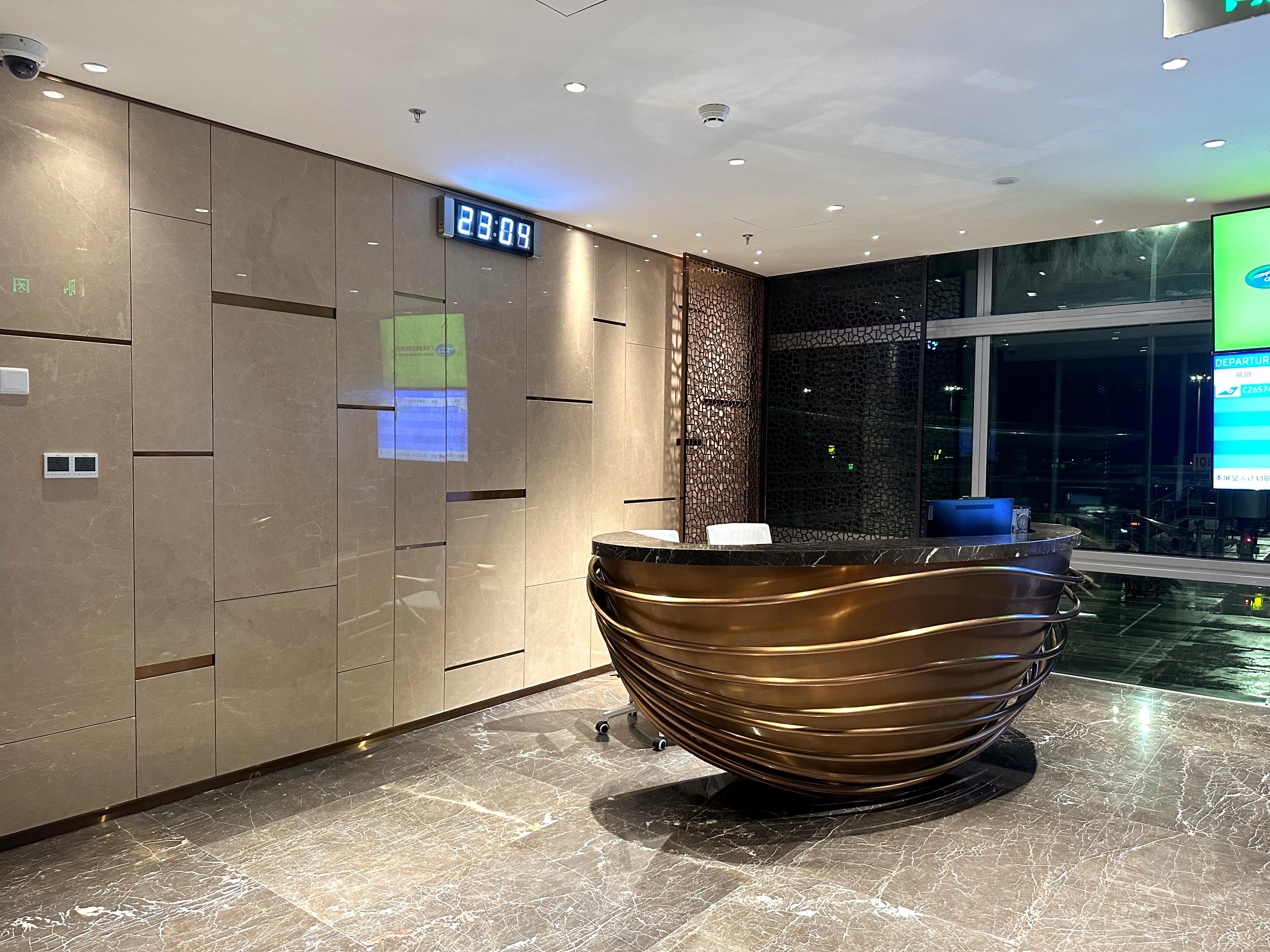 First Class Lounge atmosphere, image 7