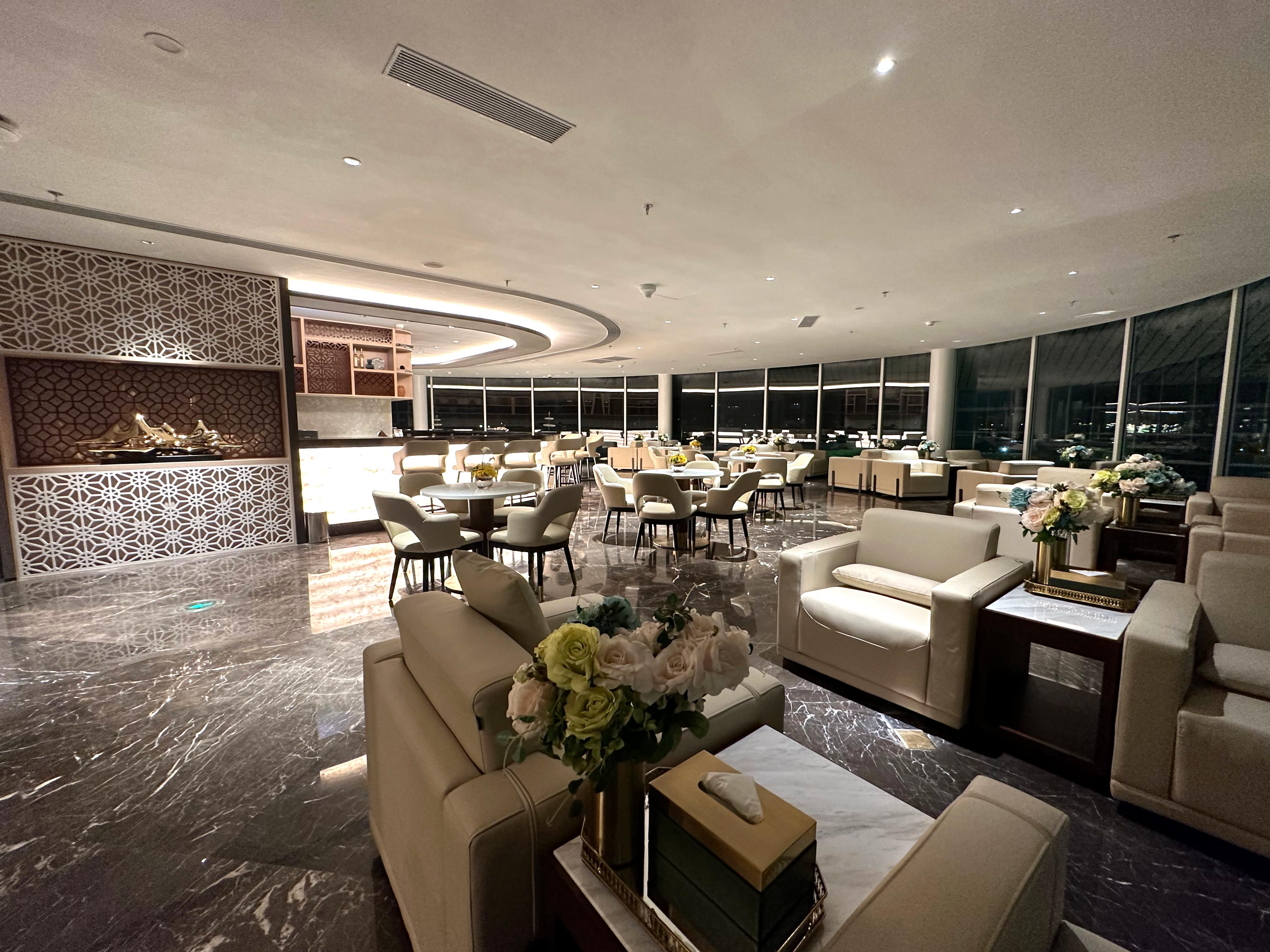 First Class Lounge atmosphere, image 6