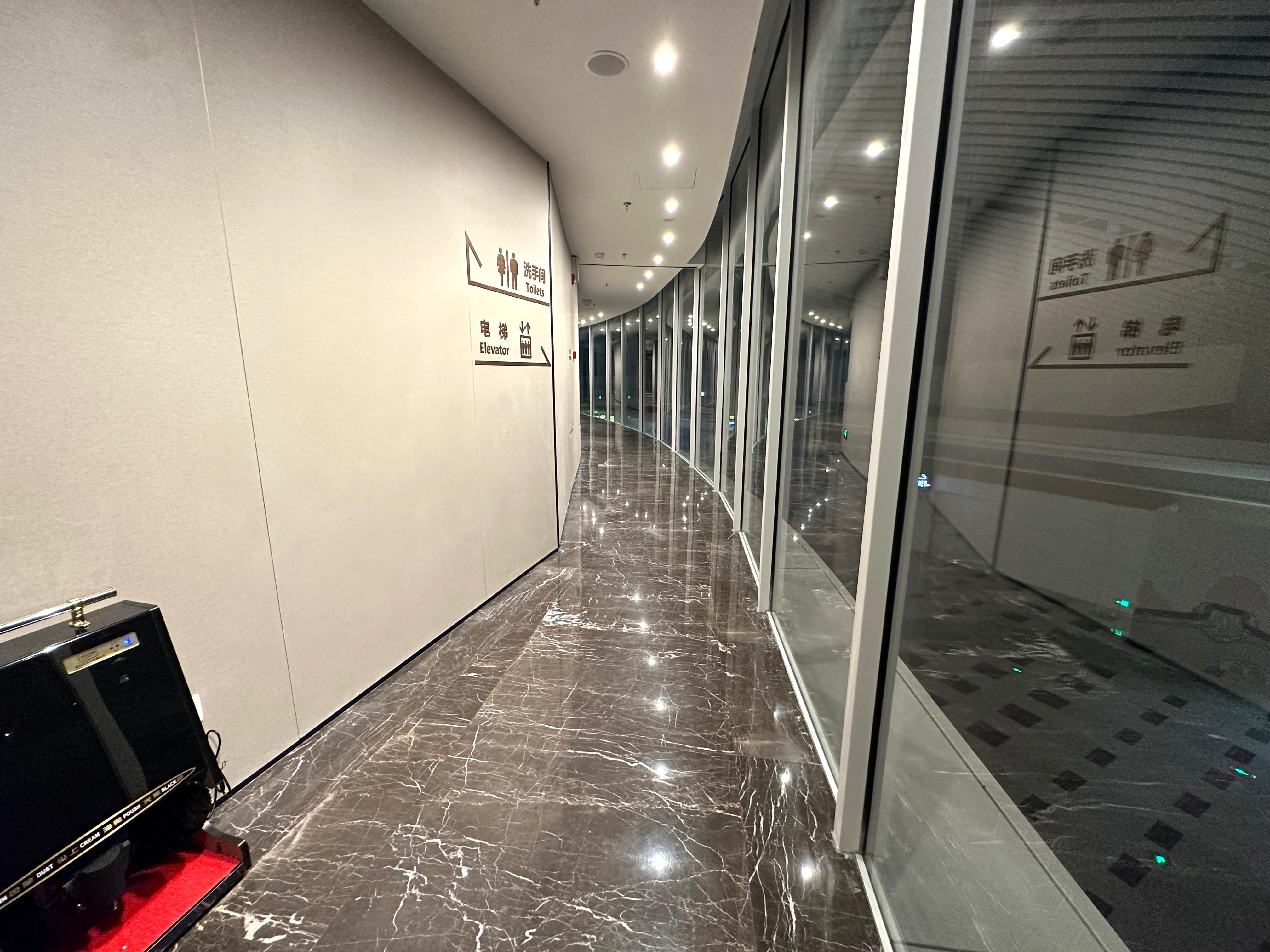 First Class Lounge atmosphere, image 8