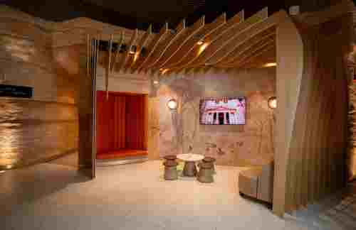 air-200007Plaza Premium Lounge (Departures)