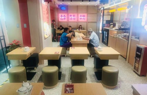广州白云国际机场张拉拉手撕牛肉拉面（B区B221登机口旁）
