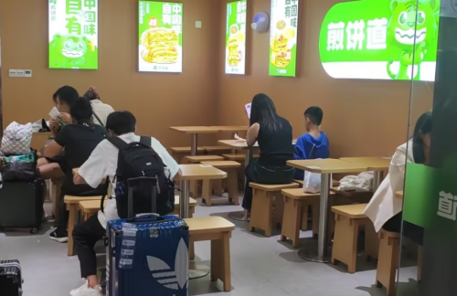 贵阳北站煎饼道（26A、27A检票口）