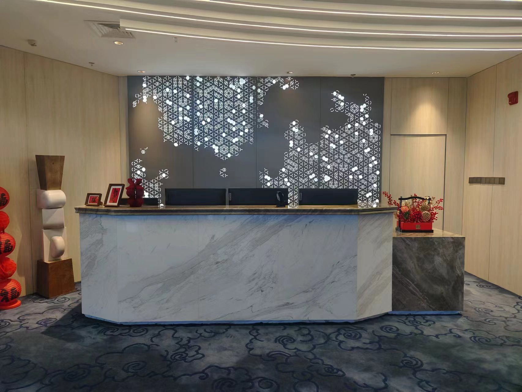 Domestic First Class Lounge (opposite Gate 10)