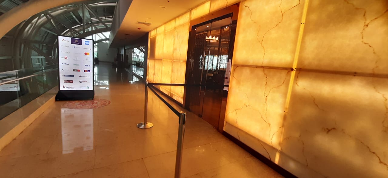 TFS Travel Club Lounge atmosphere, image 3