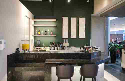 YULDesjardins / Plaza Premium Lounge US Temp Lounge