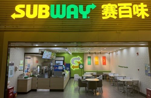 郑州东站赛百味二店（32A检票口上方）