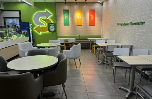 郑州东站赛百味二店（32A检票口上方）