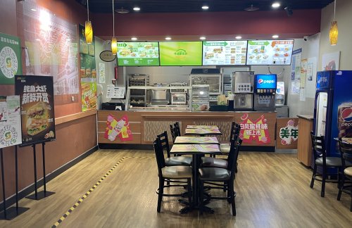 郑州东站赛百味一店（1A检票口楼上）