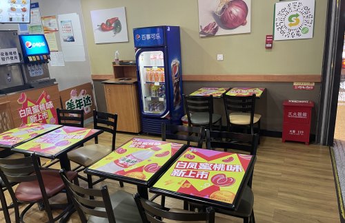 郑州东站赛百味一店（1A检票口楼上）