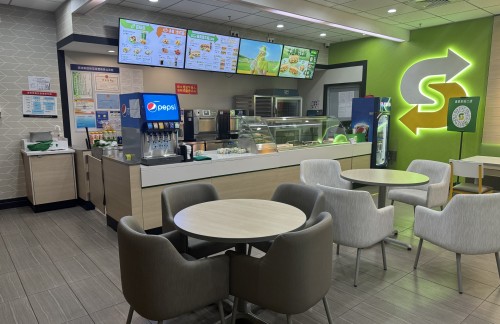 郑州东站赛百味二店（32A检票口上方）