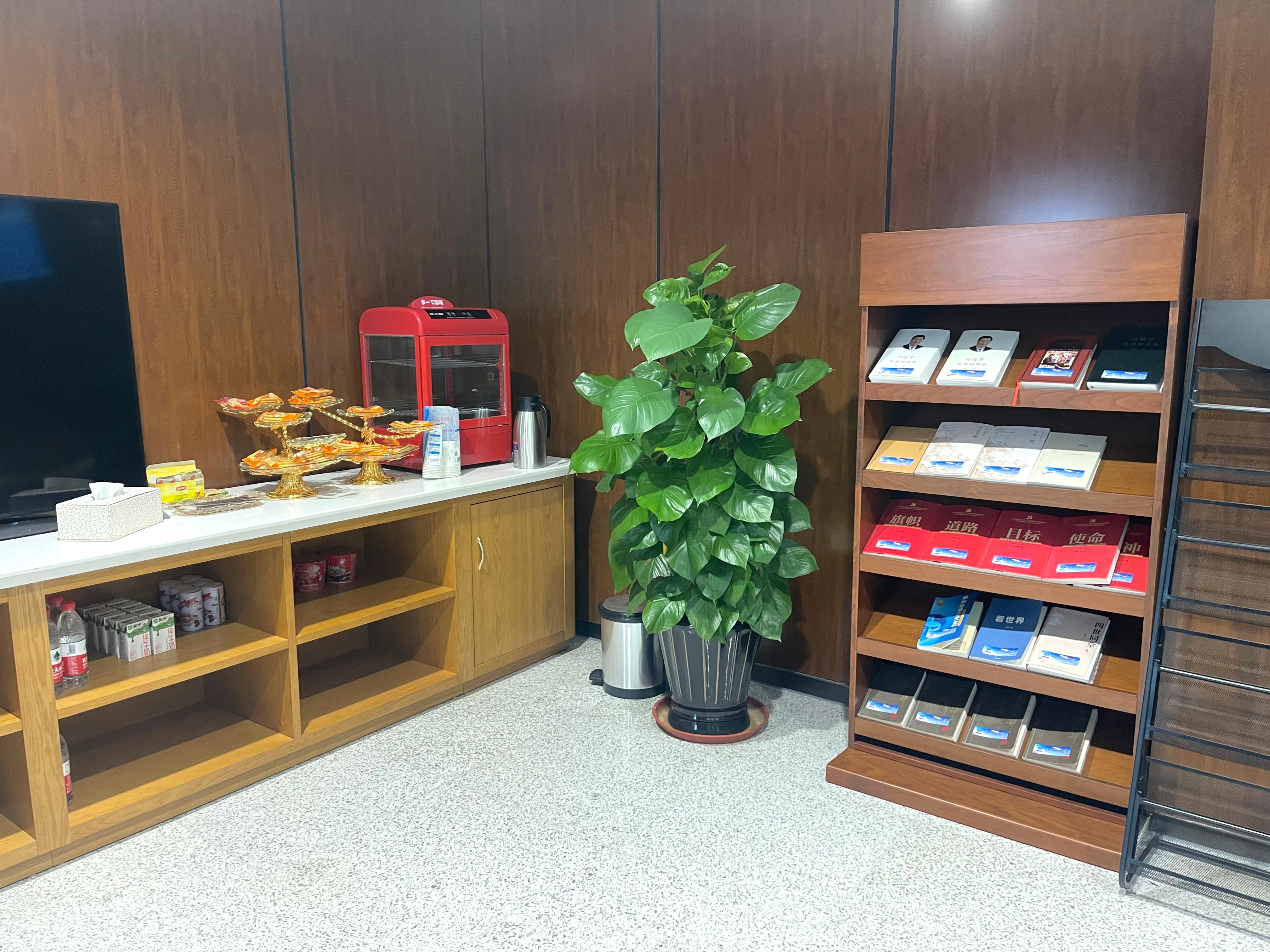 First/Business Class Lounge