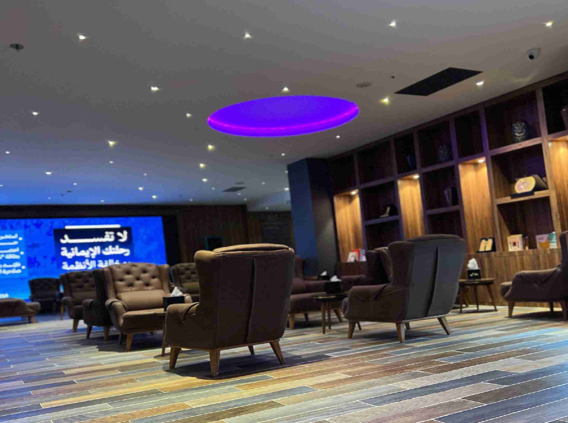 Iraqi Airways First Class Lounge atmosphere, image 7