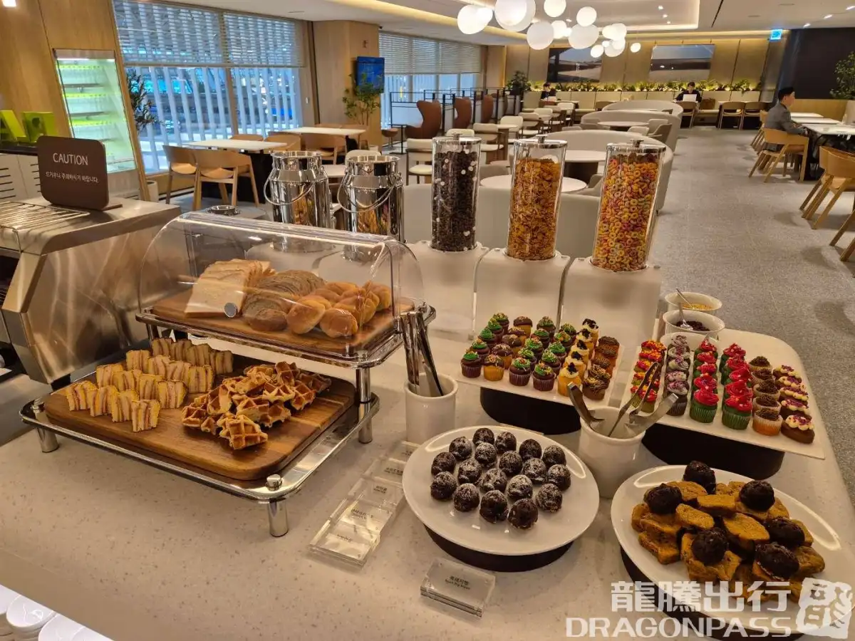 Sky Hub Lounge (East Wing) – photos 5
