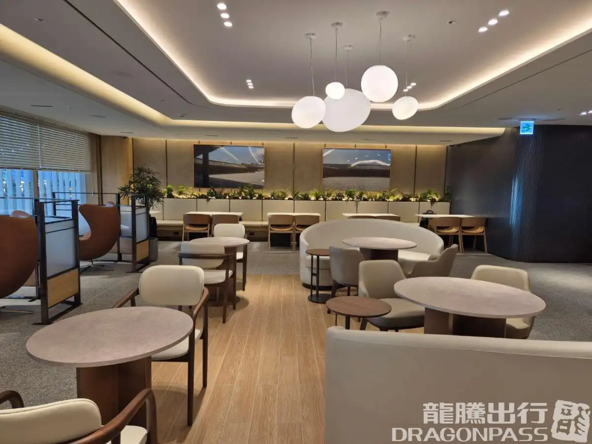 Sky Hub Lounge (East Wing) – photos 6