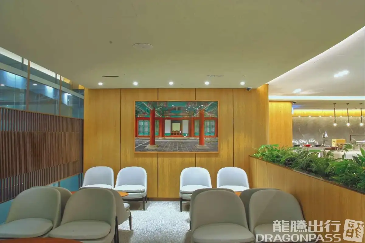 Sky Hub Lounge (East Wing) – photos 10