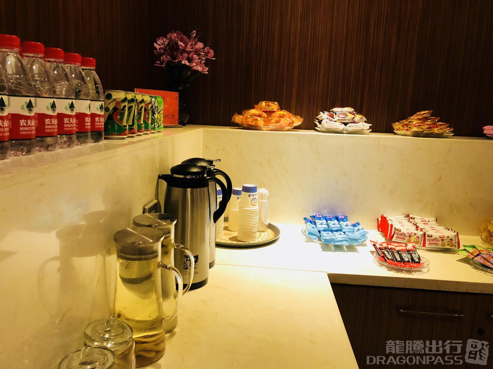 First Class Lounge atmosphere, image 8
