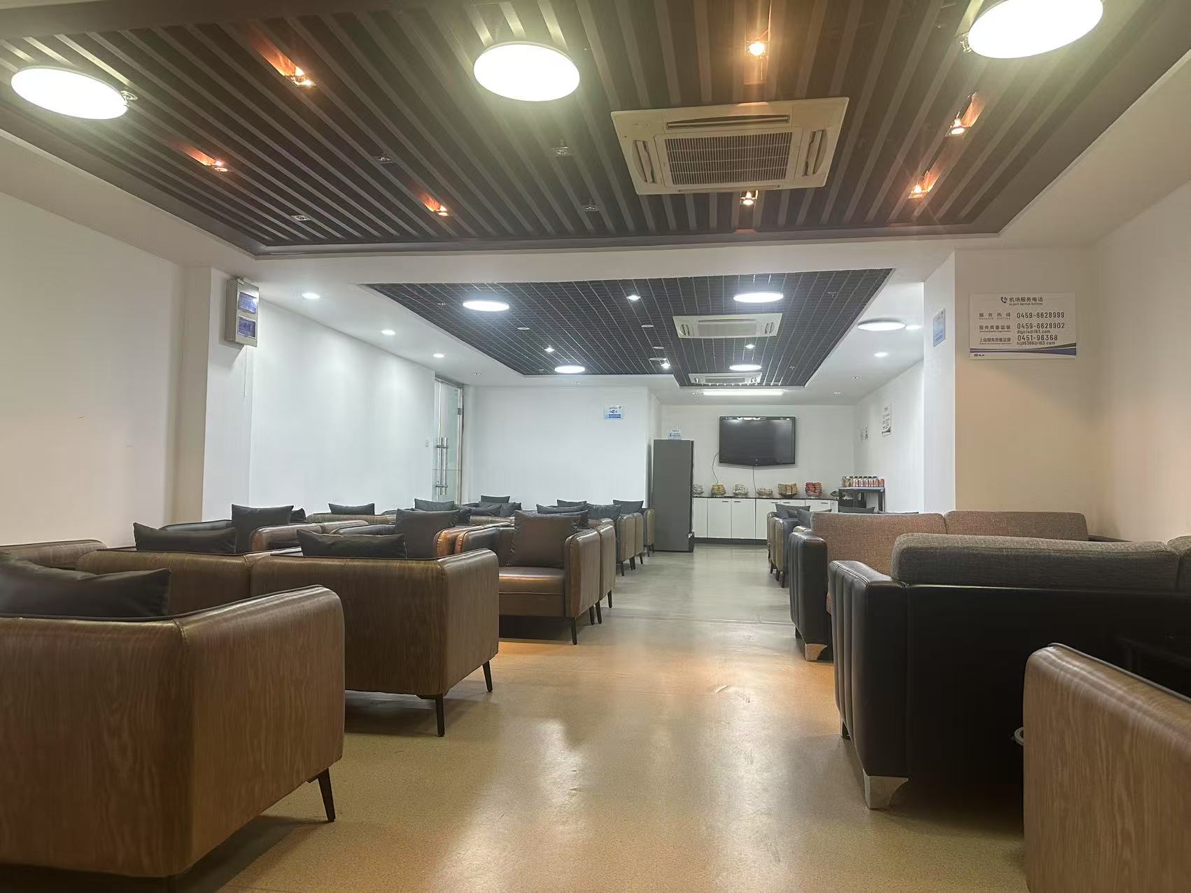 First Class Lounge atmosphere, image 7