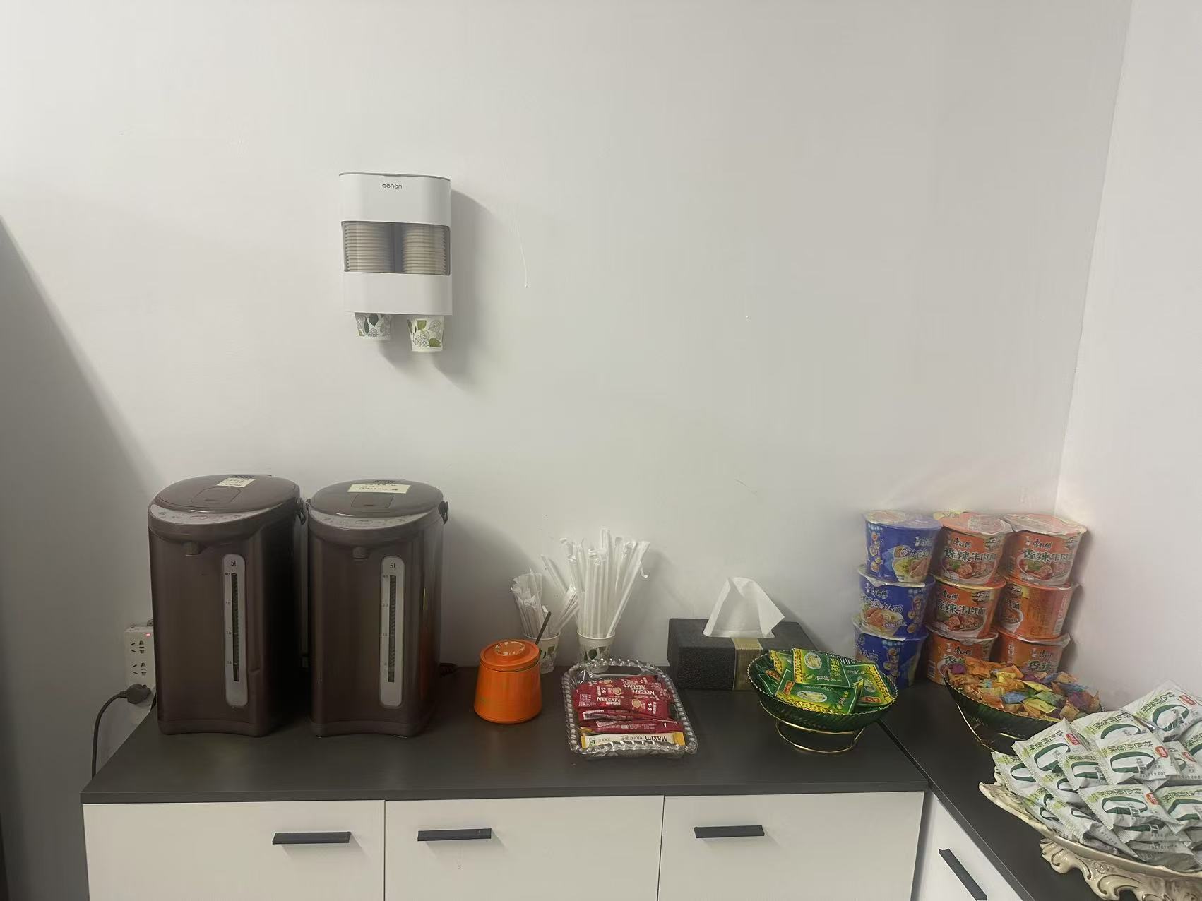 First Class Lounge atmosphere, image 2