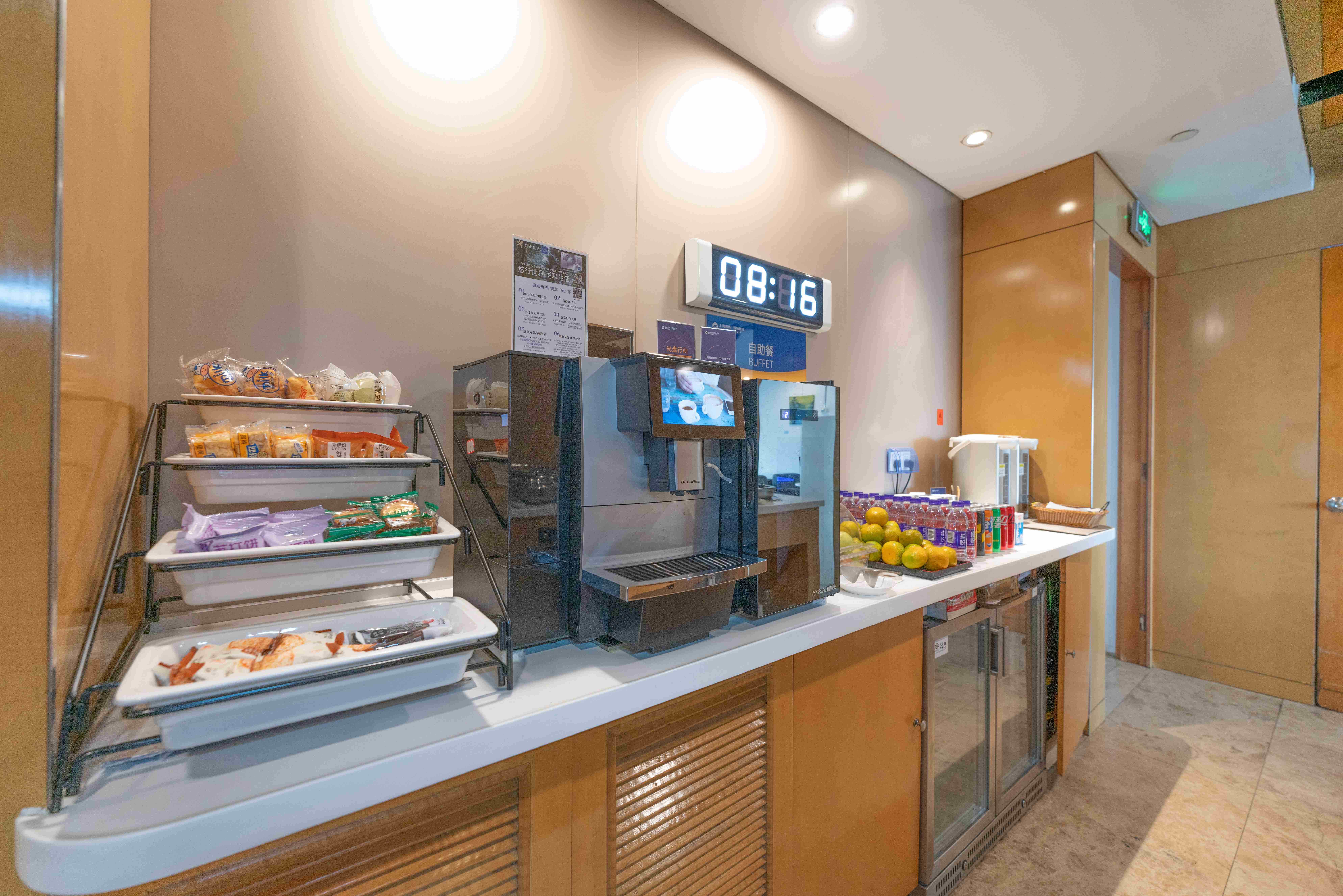 No. 73 First Class Lounge atmosphere, image 5