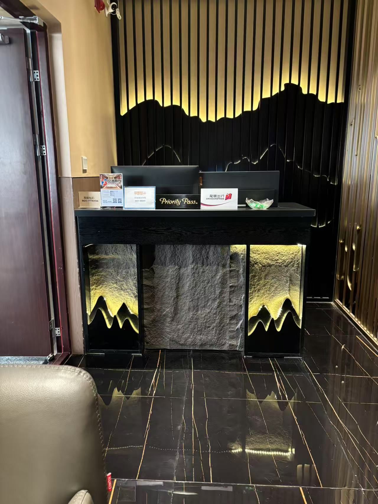 International First Class Lounge atmosphere, image 3