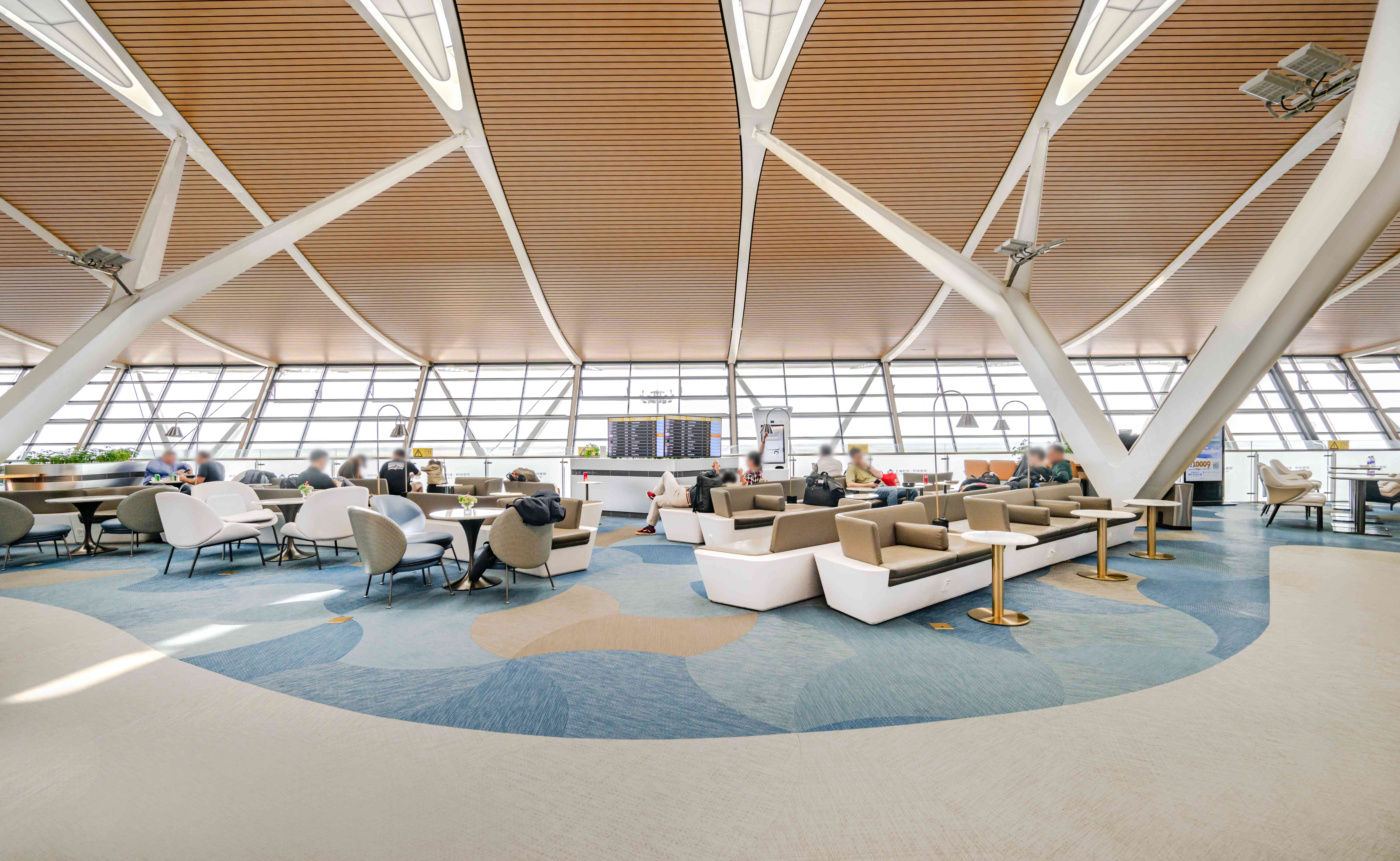 First Class Lounge (No.69) atmosphere, image 3