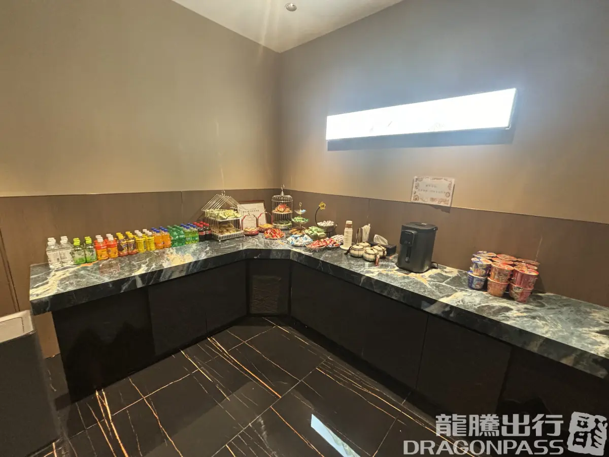 International First Class Lounge – photos 9