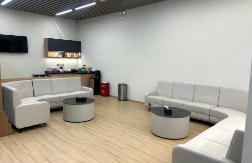 air-431289商务座候车区