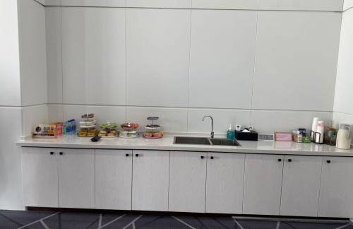 air-6895360商务座候车区