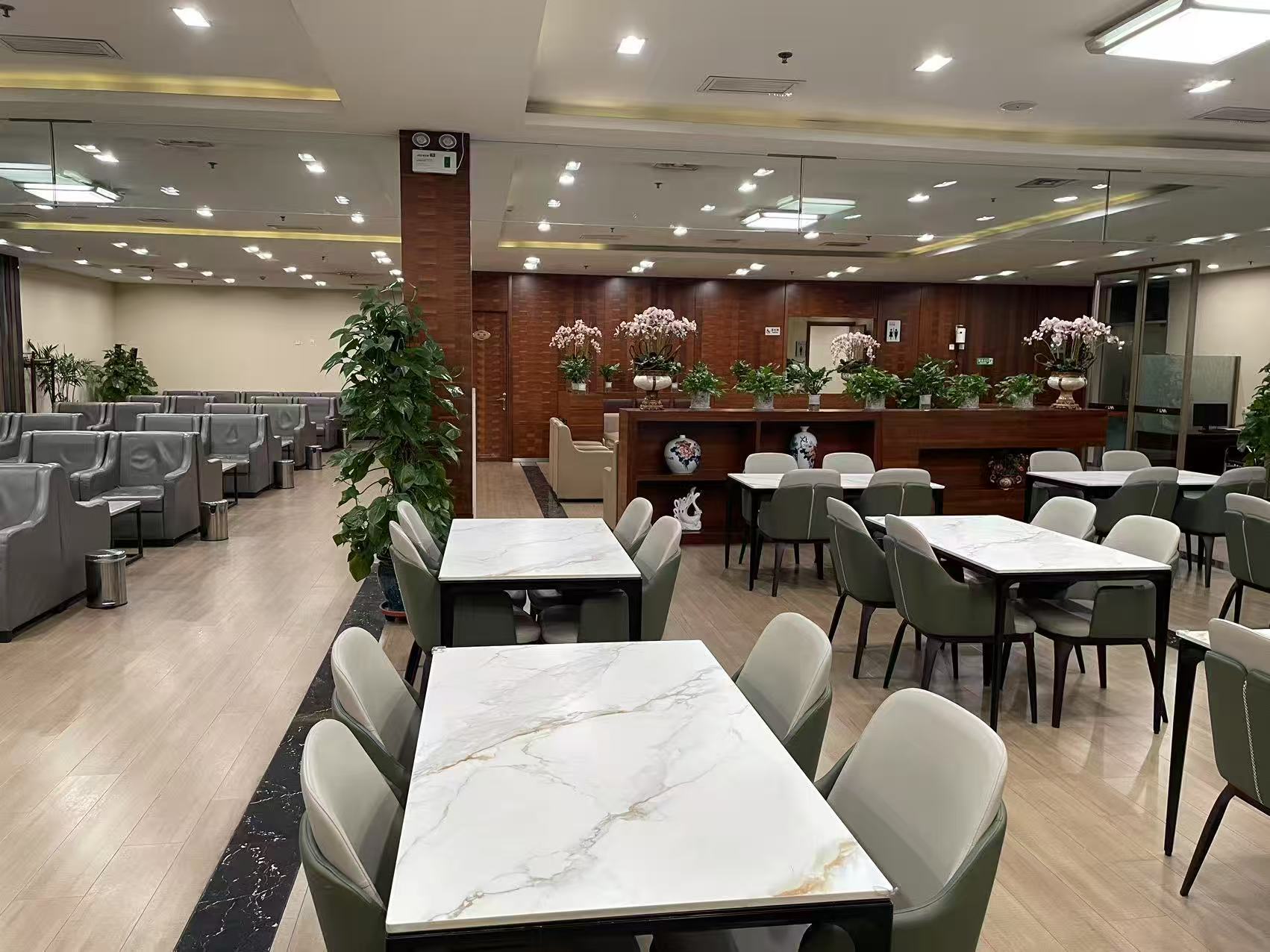 First Class Lounge atmosphere, image 2