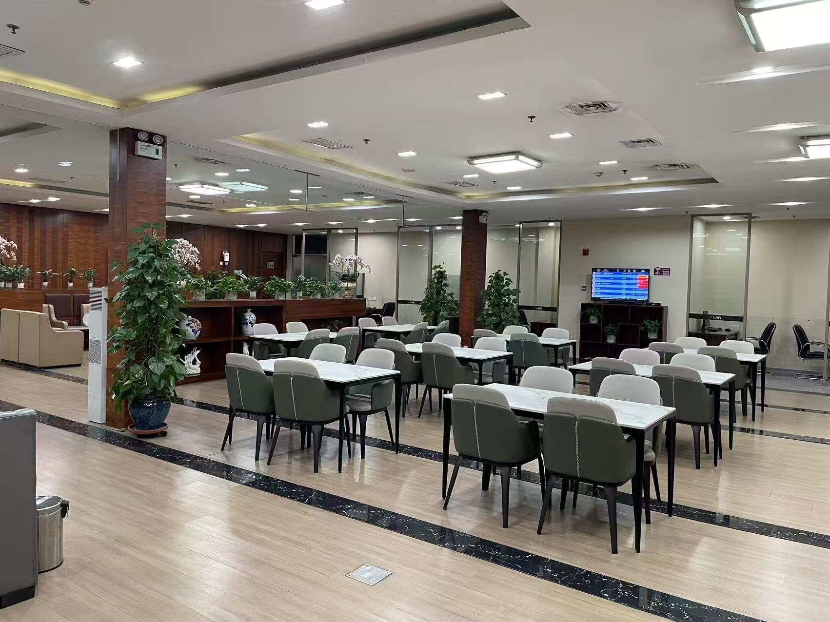 First Class Lounge atmosphere, image 6