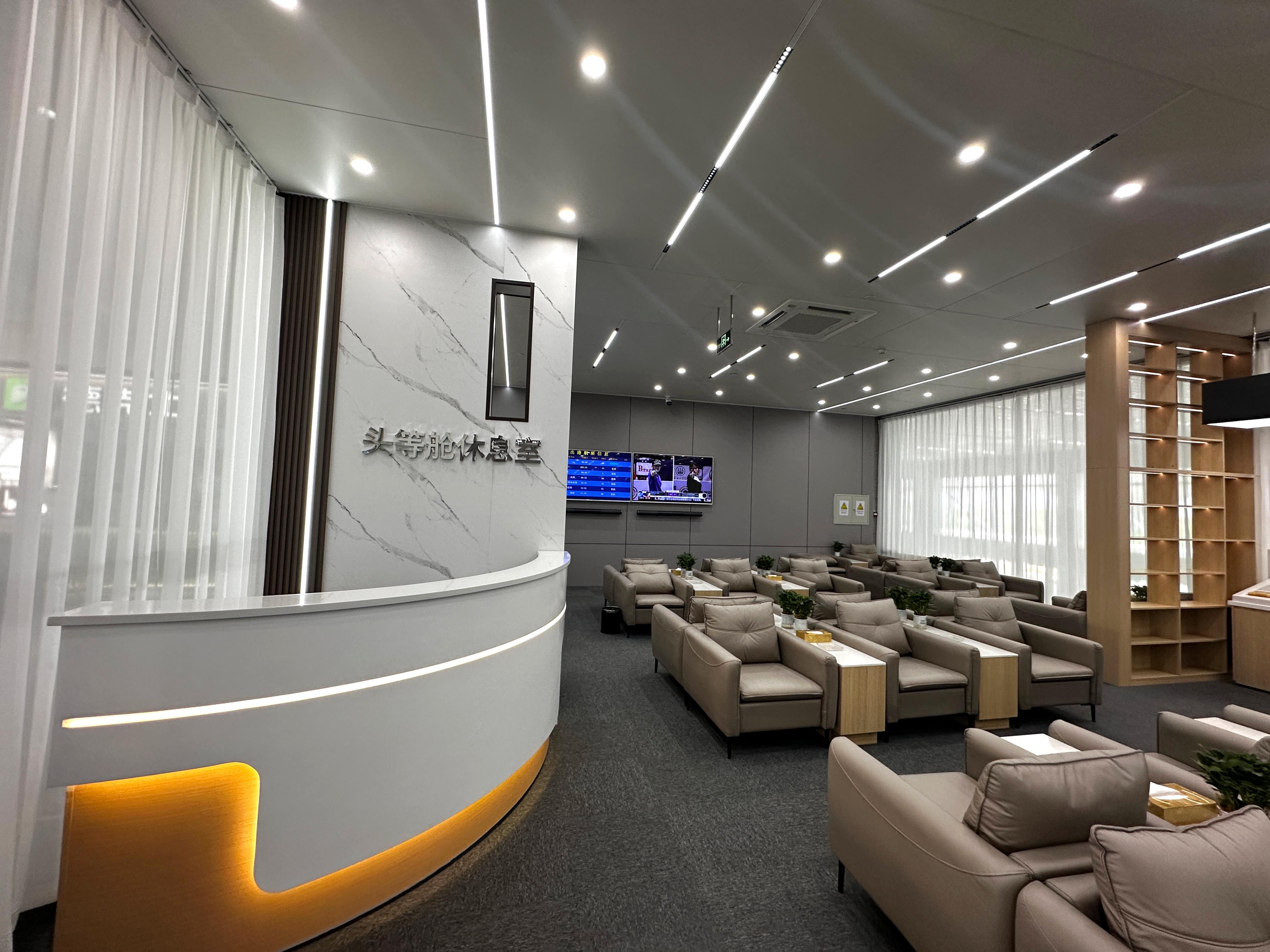 First Class Lounge atmosphere, image 7