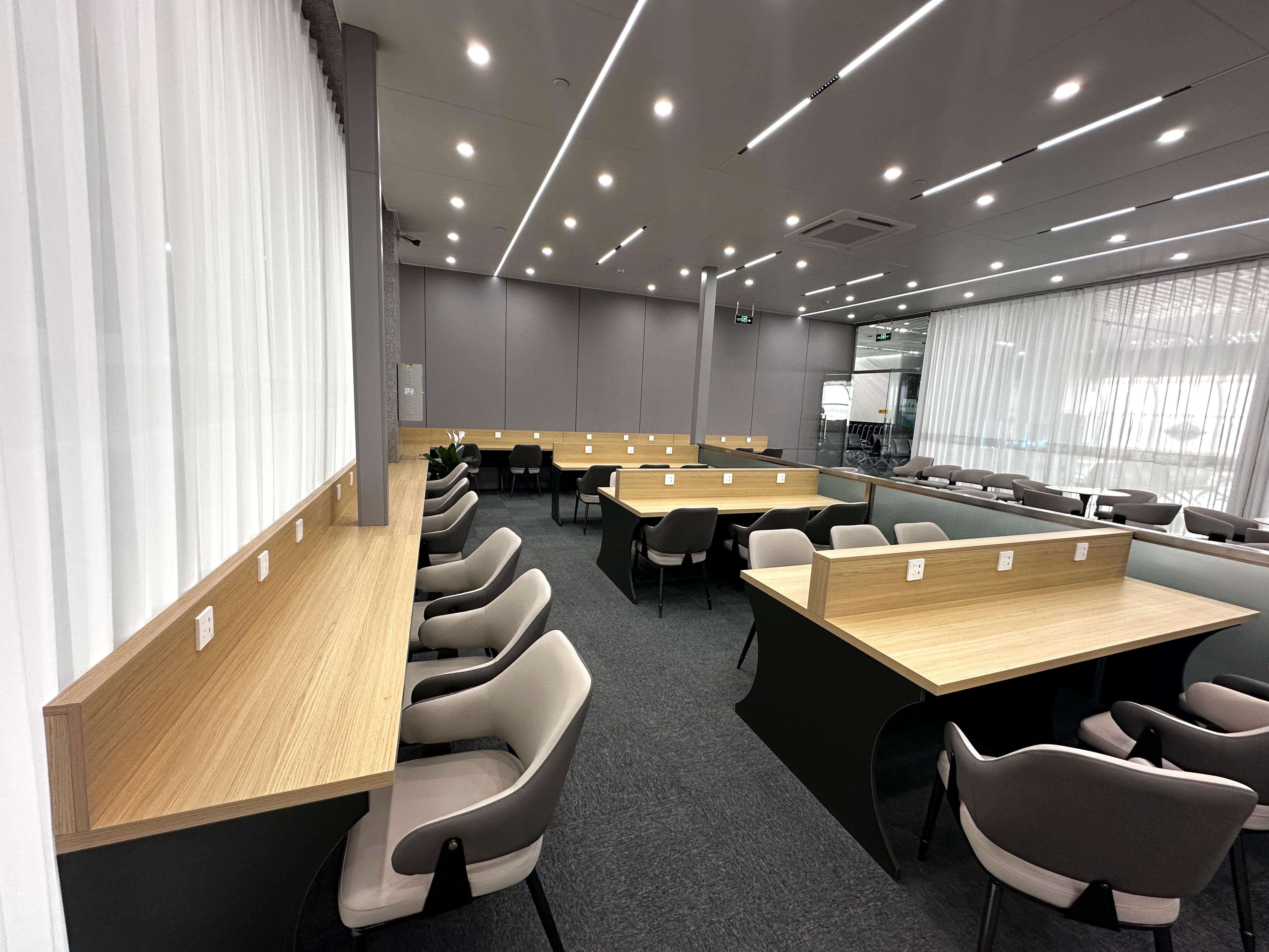 First Class Lounge atmosphere, image 6