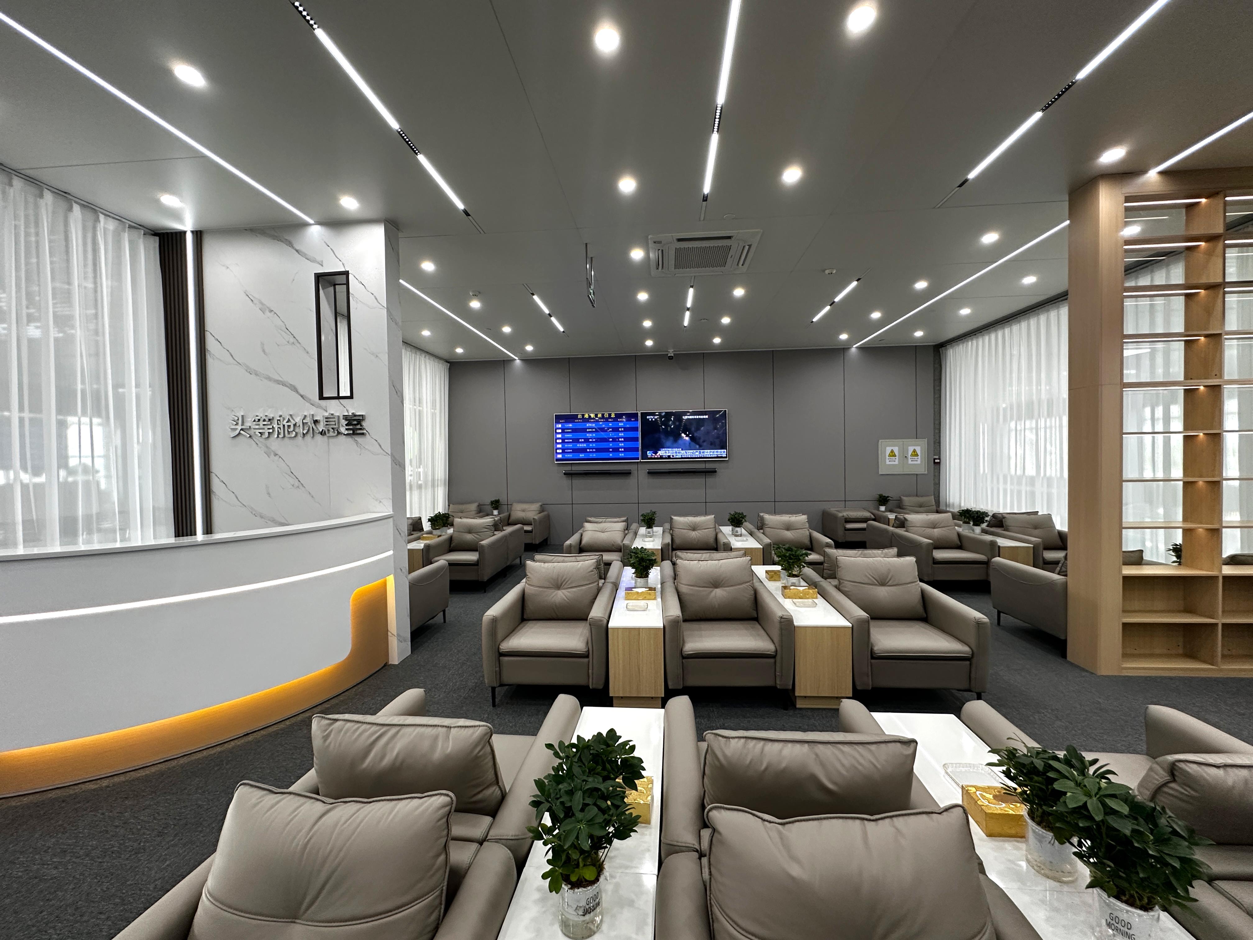 First Class Lounge atmosphere, image 8