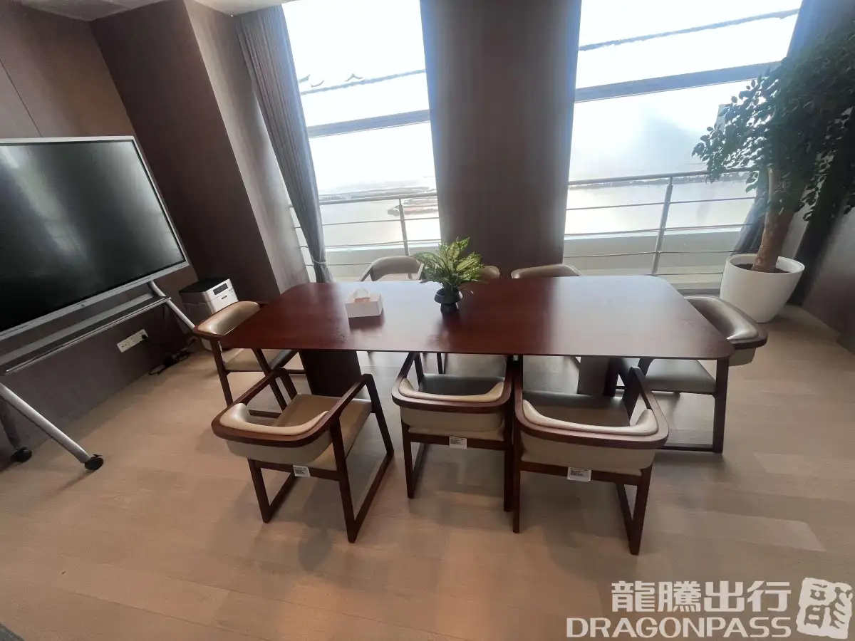 International First Class Lounge – photos 3