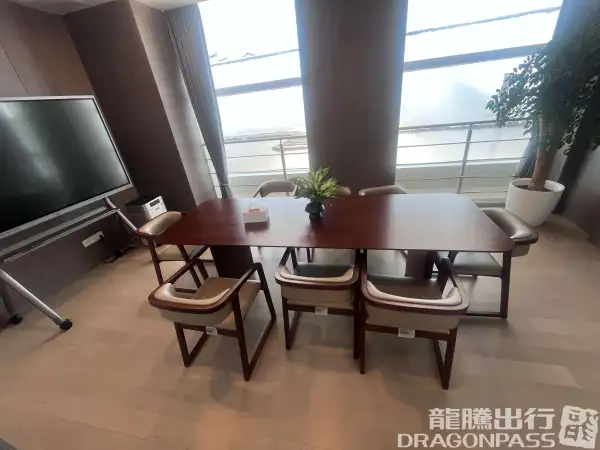 International First Class Lounge – photos 3