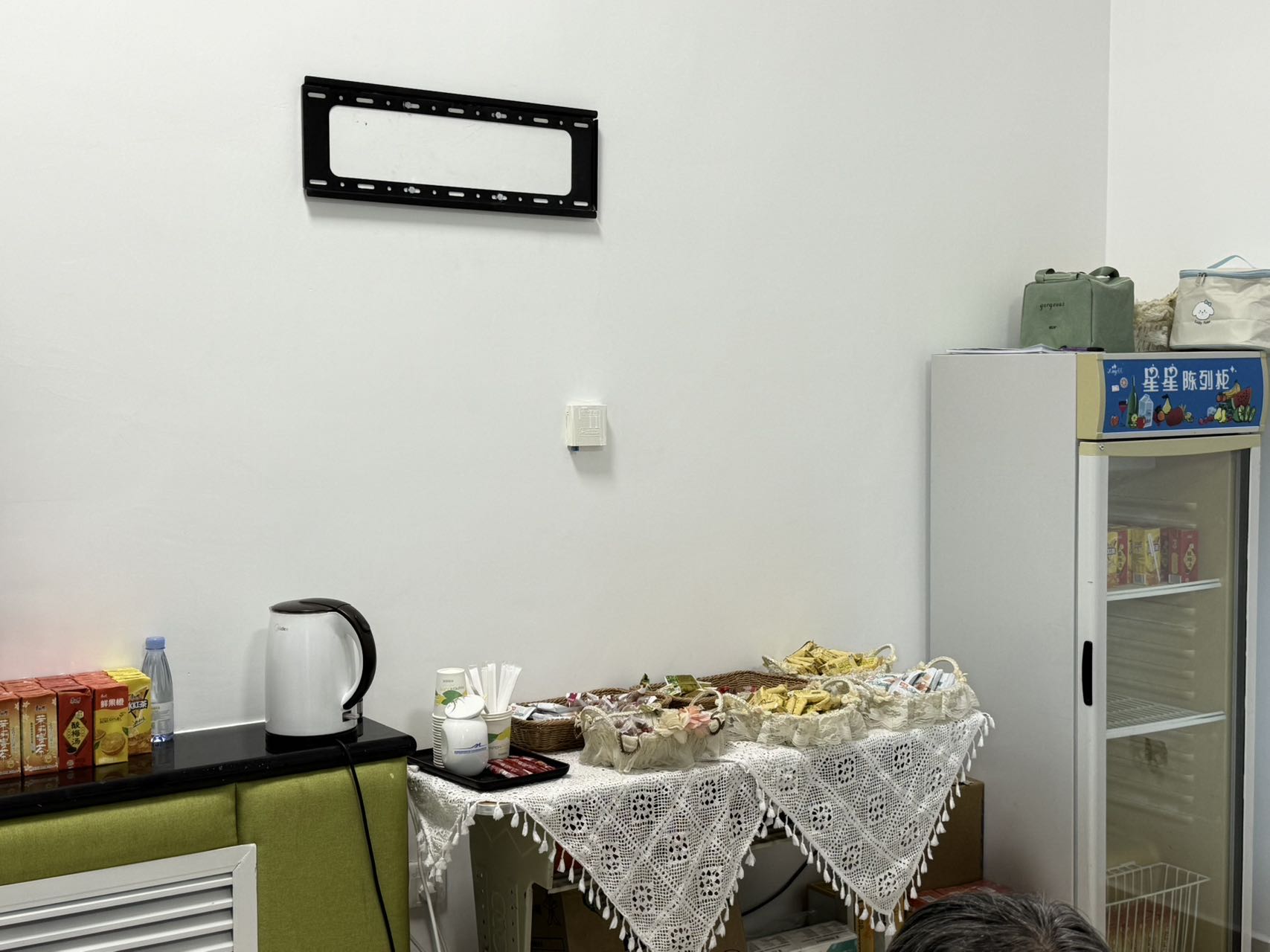 Two Classes Lounge atmosphere, image 3