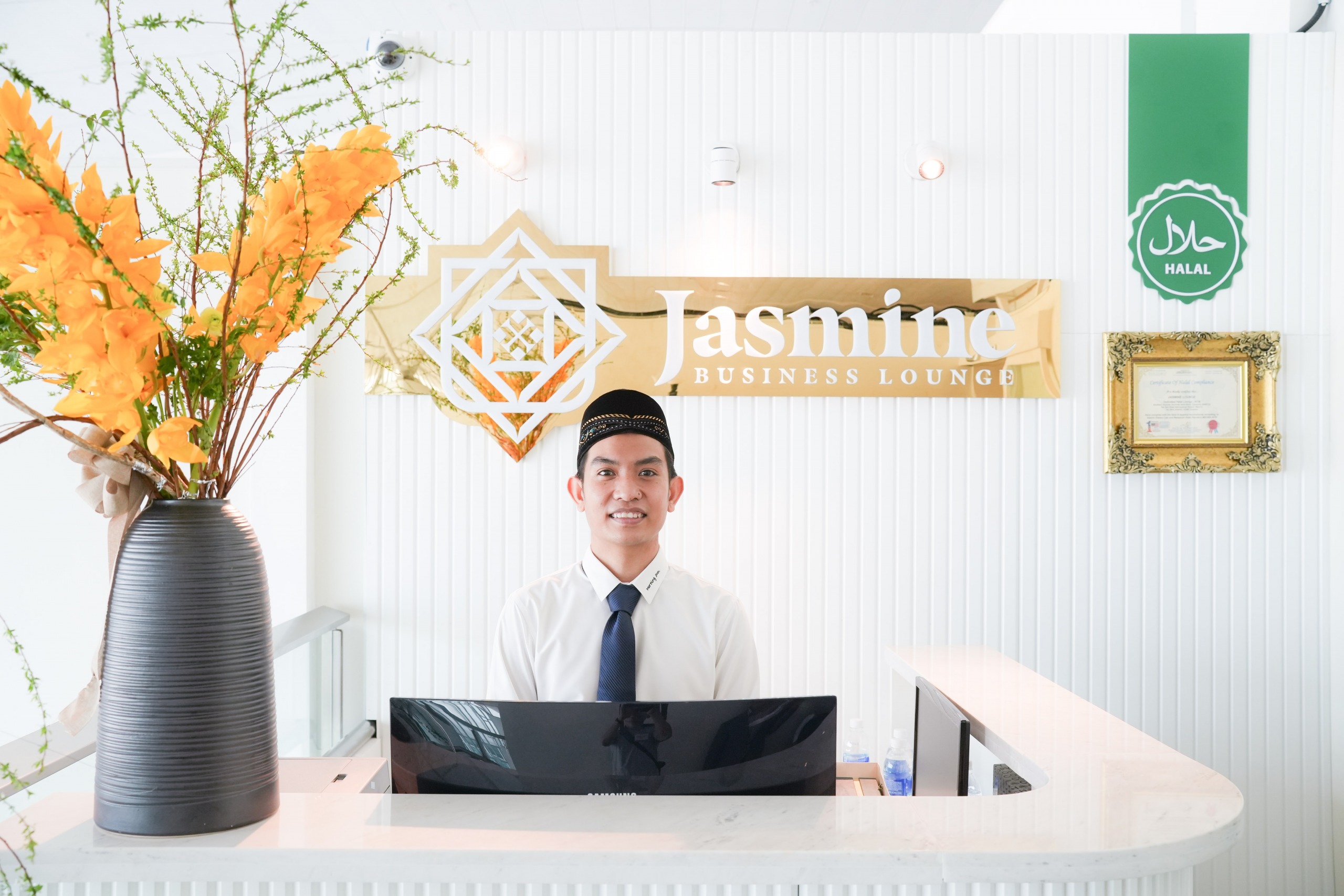 Jasmine Halal Lounge atmosphere, image 2